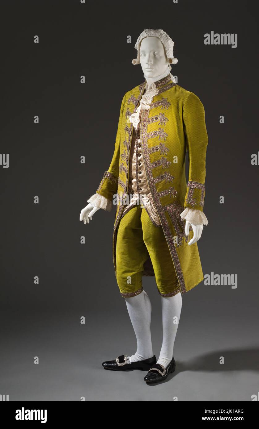 Costume d homme. France 1780 1785. Costumes tenue principale tout le corps Manteau et culotte velours coupe en soie et non coupe sur la fondation serge avec pierres en pate feuille d aluminium sequins