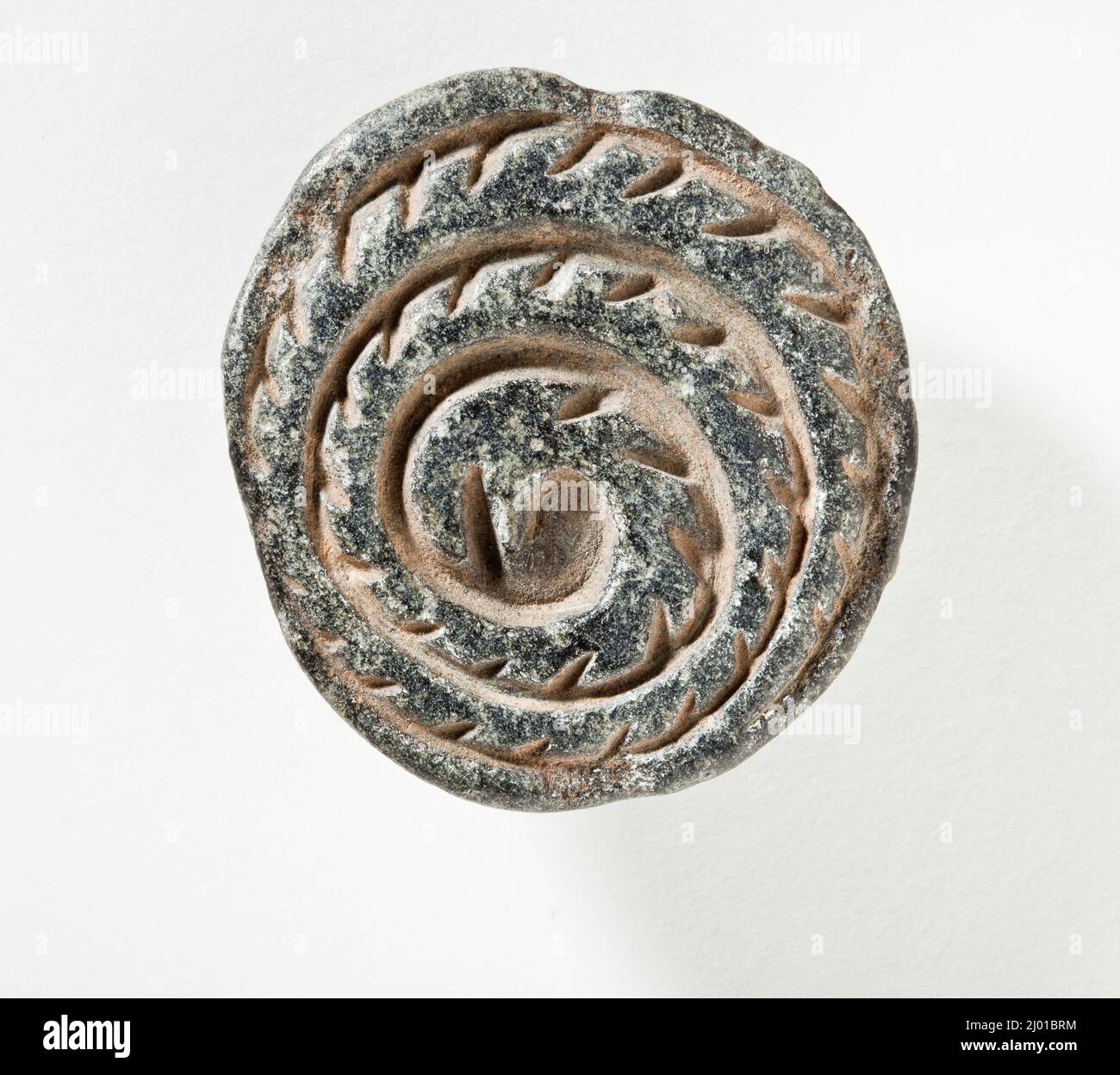 Cachet, incliné, hémisphéroïde. Ouest de l'Iran, vers 4th millénaire avant J.-C.. Outils et équipement; joints. Serpentin noir Banque D'Images