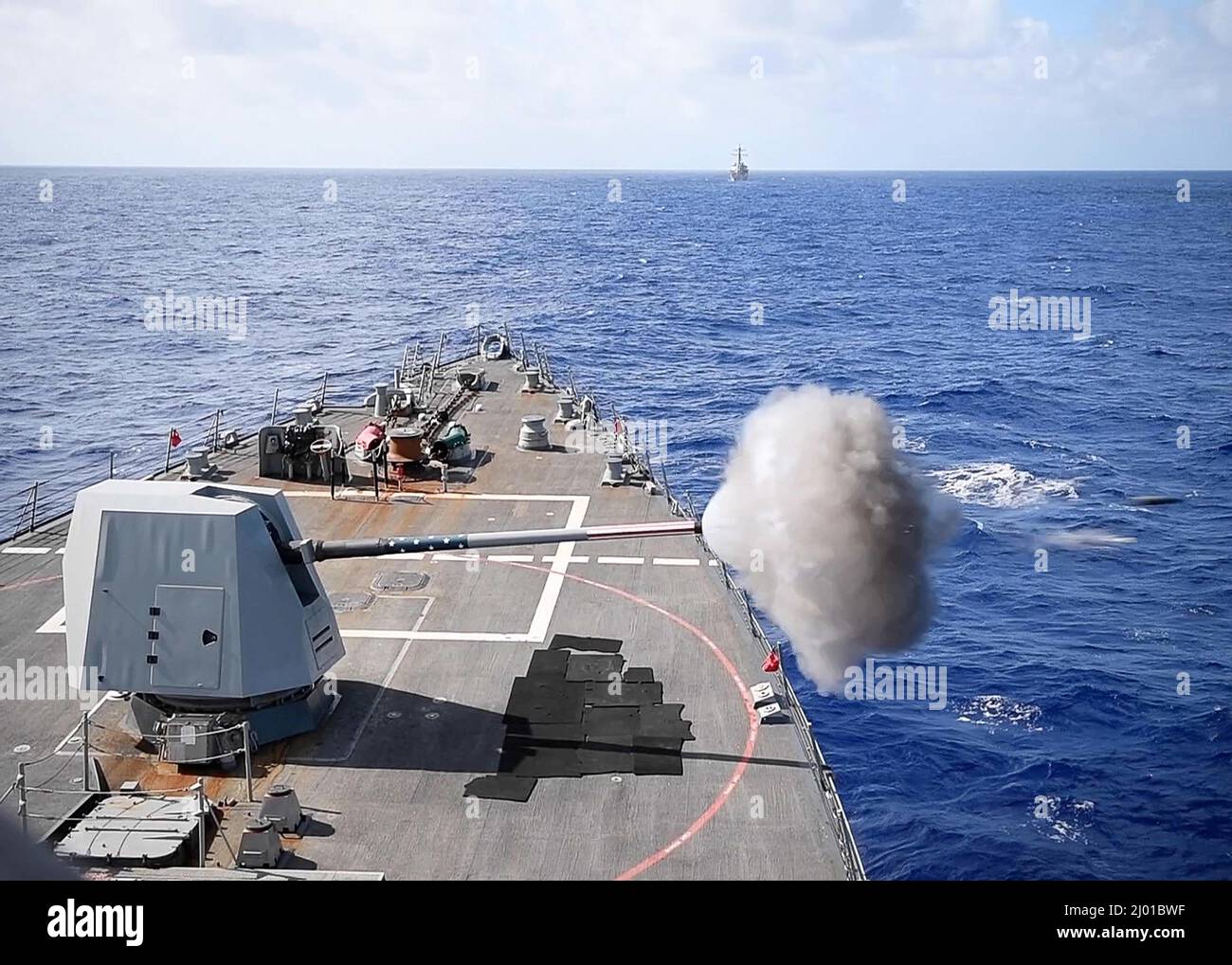 MER DES PHILIPPINES (13 mars 2022) le destroyer de missiles guidés de classe Arleigh Burke USS Dewey (DDG 105) tire le canon Mark 45 – 5 pouces au cours d'un exercice de tir en direct tout en effectuant des opérations de routine en cours dans la zone de responsabilité de la flotte américaine 7th. Dewey est affecté au Destroyer Squadron (DESRON) 15 et est en cours de soutien à un Indo-Pacific libre et ouvert. CTF 71/DESRON 15 est la plus importante force de surface déployée par la Marine et la principale force de surface de la flotte américaine 7th. (É.-U. Photo de la marine par le spécialiste des communications de masse 1st classe Benjamin A. Lewis) Banque D'Images