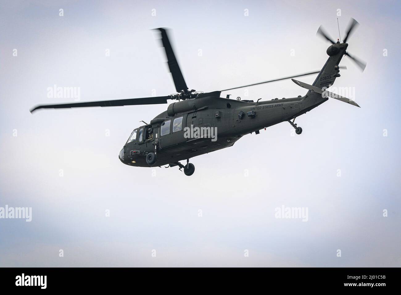 BASE AÉRIENNE DE MIHAIL KOGALNICEANU, Roumanie –A 3rd Bataillon, 227th Aviation Regiment, 1st Air Cavalry Brigade UH60 Blackhawk quitte le terrain d'aviation transportant des soldats du Royal Netherlands 13th Air Assault Battalion, 11th Air Assault Brigade pendant Rapid Falcon, MK Air base, Roumanie, 8 mars 2022. Rapid Falcon est conçu comme un exercice multinational conjoint visant à accroître l'opérabilité et la capacité de réaction conjointe ainsi que le développement de relations fonctionnelles entre les structures participantes. (É.-U. Photo de l'armée par le capitaine Taylor Criswell) Banque D'Images