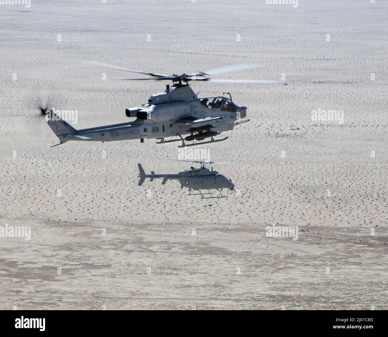 Un AH-1Z Viper (en haut) avec l'escadron d'évaluation opérationnelle et d'essai maritime 1 (VMX-1), et un hélicoptère sans pilote MQ-8C Scout affecté à l'escadron de combat en mer hélicoptère 23 (HSC-23), mènent une formation de coordination et de reconnaissance de grève près d'El Centro (Californie), le 10 mars 2022. Le but de cet exercice était de permettre la familiarisation et l'élaboration de concepts pour le regroupement sans équipage. (É.-U. Photo du corps marin par lance Cpl. Jade Venegas) Banque D'Images
