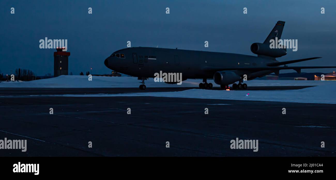 Deux relais KC-10 de la Force aérienne des États-Unis sont arrivés à la 5 e Escadre Goose Bay (Terre-Neuve-et-Labrador) pour l'opération NOBLE DEFENDER 22-2, le 14 mars 2022. Banque D'Images