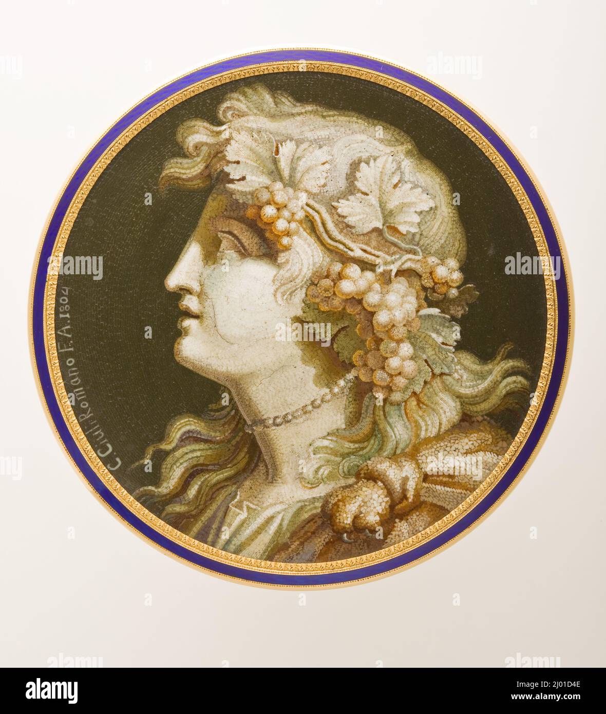 Snuffbox avec tête de Bacchus. Clemente Ciuli (Italie, Rome, active1800–1850)Adrien-Jean Maximilien Vachette (France, 1753-1839). MicroMosaic Made in Rome, boîte or Made in Paris, MicroMosaic 1804, boîte 1809-1819. Outils et équipement; boîtes. Micromosaïque de verre, or et émail Banque D'Images