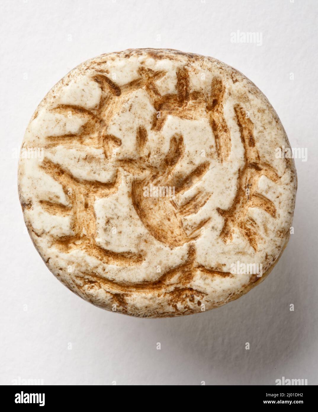 Cachet. Nord de la Syrie, vers le milieu du millénaire 4th B. C.. Outils et équipement; joints. Marbre blanc Banque D'Images