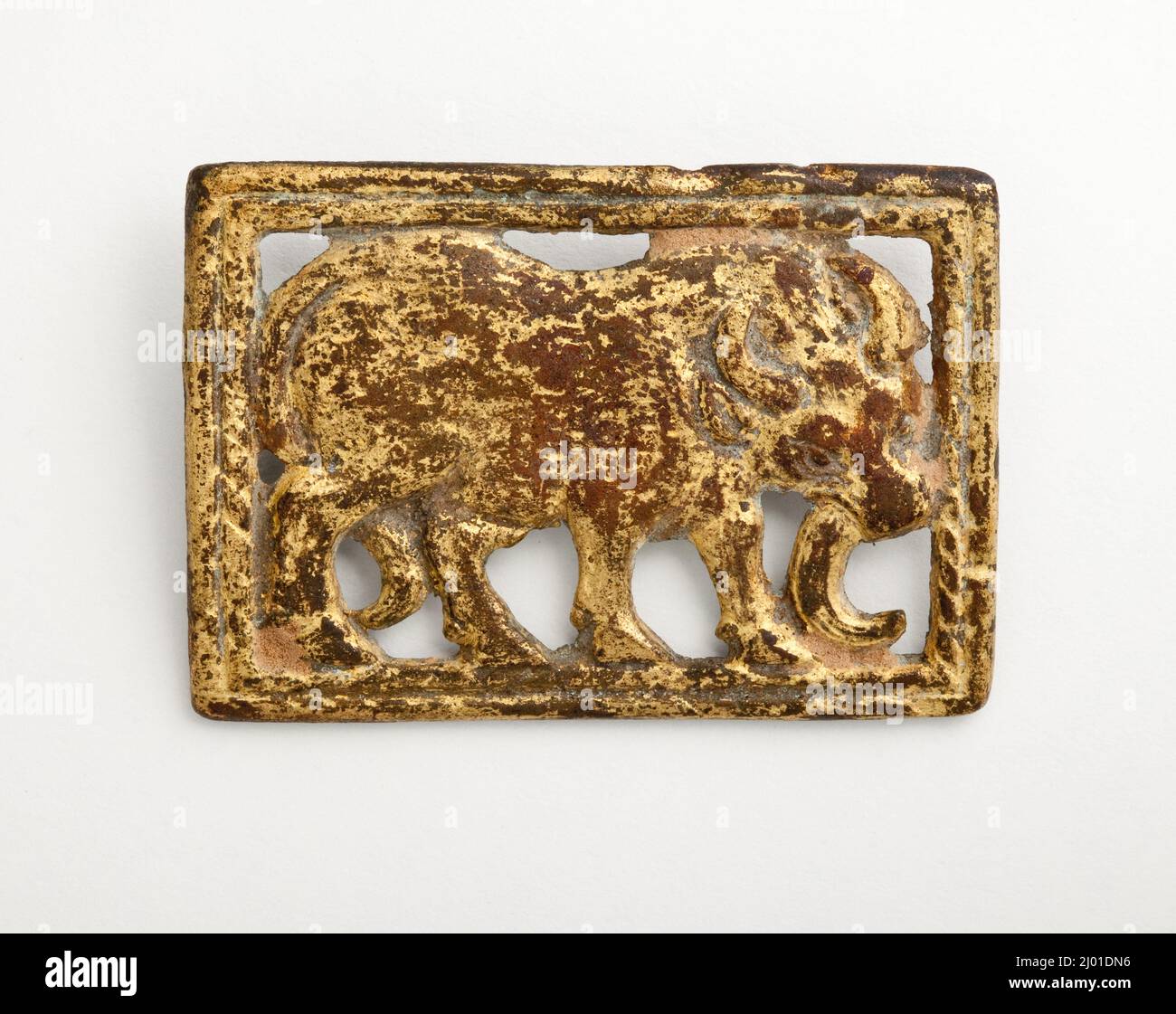 Plaque. Ouest de la Mongolie intérieure et Sud de la Sibérie, 4th-3rd siècle av. J.-C.. Sculpture; plaques. Bronze doré, moulé Banque D'Images