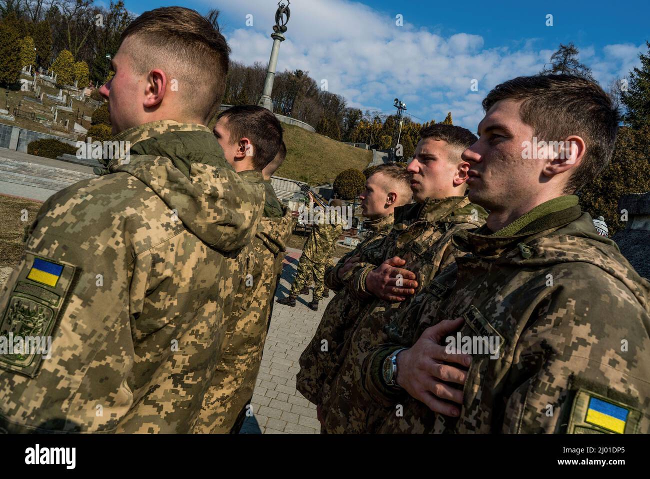 Lviv, Ukraine. 15th mars 2022. Les soldats ukrainiens respectent leurs camarades qui sont morts lors de la bataille avec les troupes russes à Lviv. Service funéraire pour les soldats qui ont perdu la vie dans le camp militaire de Yavoriv à la suite d'un bombardement russe. Crédit : SOPA Images Limited/Alamy Live News Banque D'Images