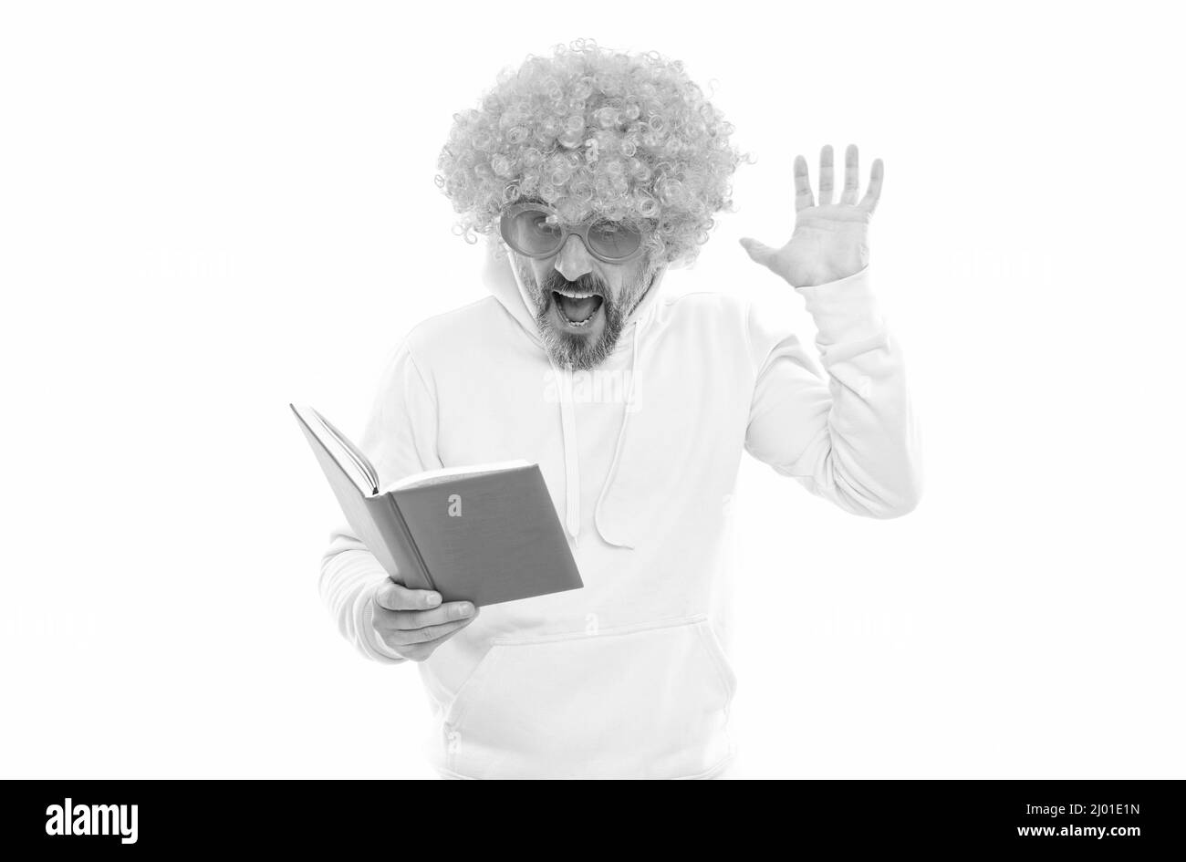 Fan littéraire. Surprise nerd dans le livre de lecture de perruque. Examen en anglais littéraire Banque D'Images