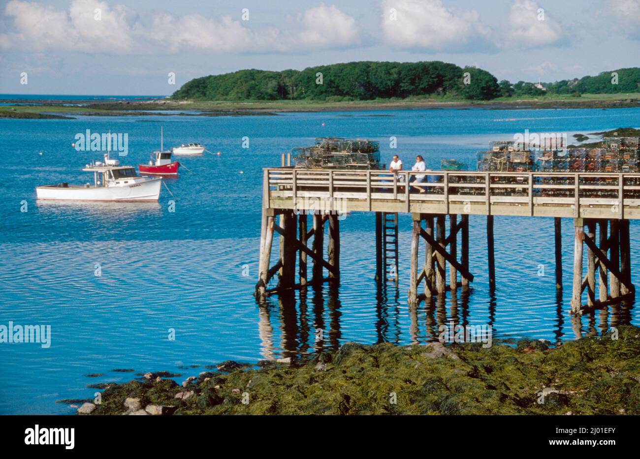Maine Kennebunkport Cape Porpoise océan Atlantique port de pêche commerciale bateaux quai d'eau couple, Banque D'Images
