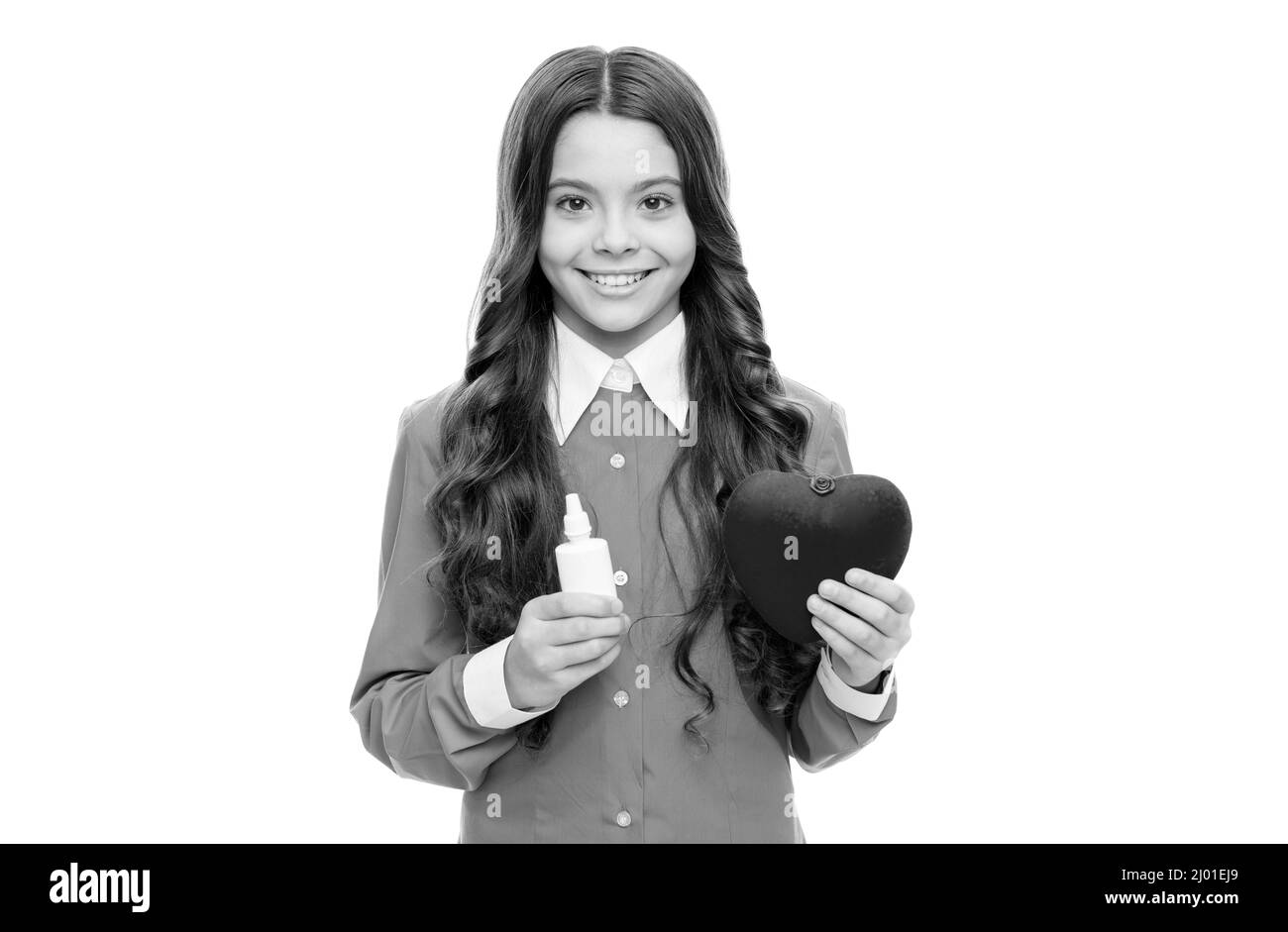 Sentez-vous libre et en sécurité. Un enfant heureux tient des médicaments pour le cœur. Soins cardiaques. Médicament cardiaque Banque D'Images