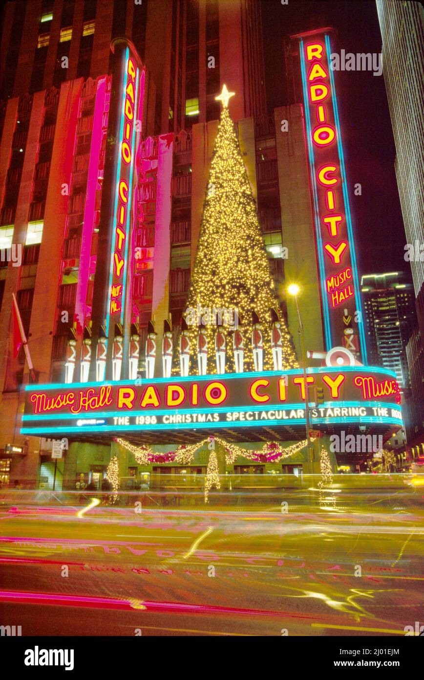 New York City,Midtown Manhattan,6th Avenue of the Americas,radio City Music Hall nuit d'exposition d'arbres de Noël à l'extérieur de la marquise extérieure, Banque D'Images