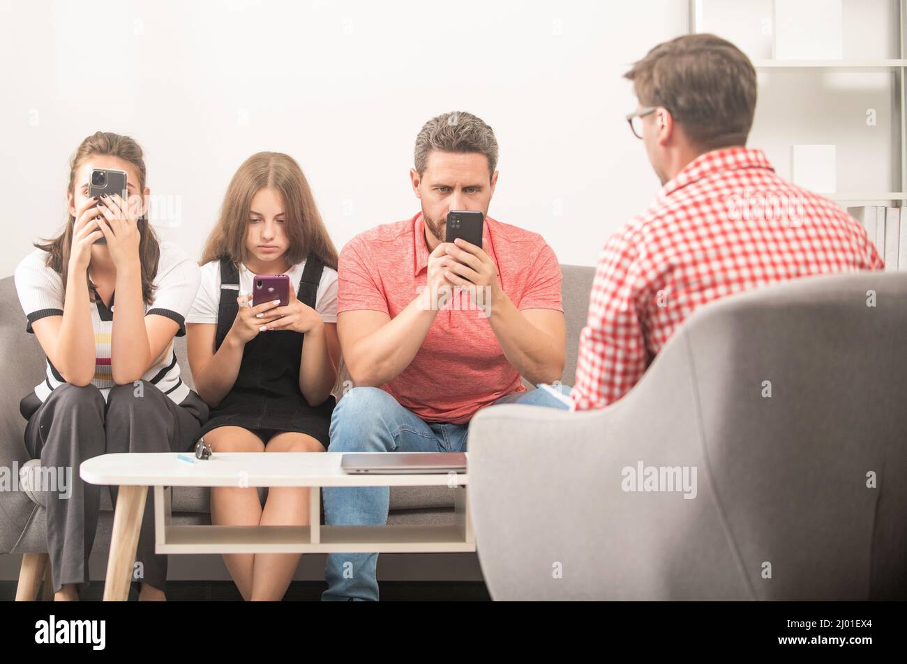 père mère et enfant à la séance de psychologue. thérapie familiale. parents avec enfant Banque D'Images