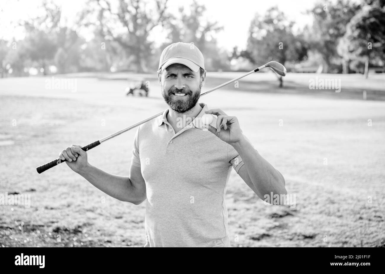 sport professionnel extérieur. ballon de projection. joueur de golf masculin sur le terrain de golf professionnel. Banque D'Images