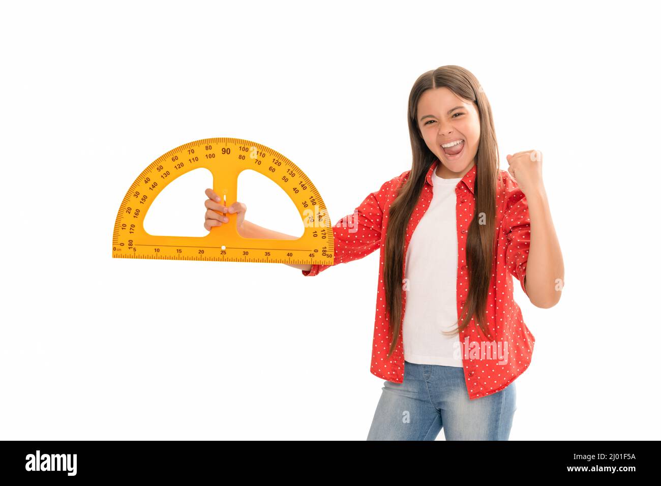 éducation de l'enfant. mathématiques. succès. bonne fille de l'adolescence tient protracteur. retour à l'école. Banque D'Images