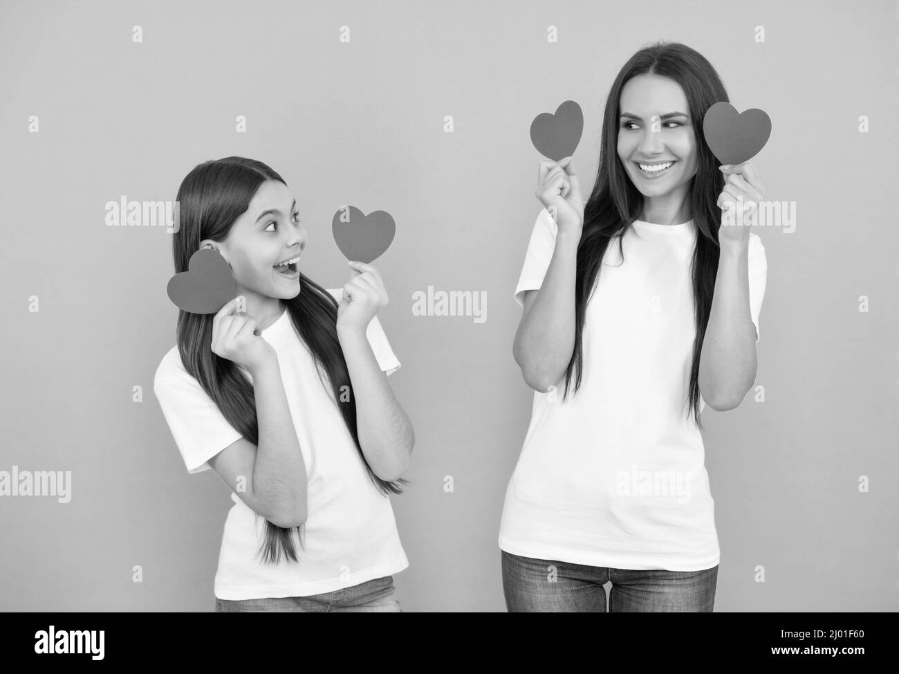 fête de la saint valentin. enfant avec maman. coeur symbole de l'amour. mère et fille tiennent le coeur. Banque D'Images