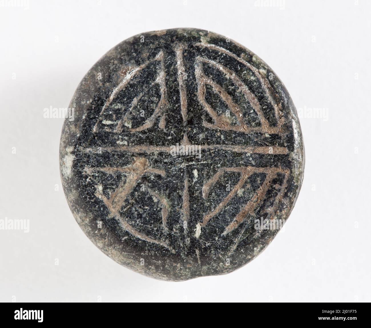 Cachet, hémisphéroïde. Ouest de l'Iran, vers 4th millénaire avant J.-C.. Outils et équipement; joints. Serpentine noire mouchetée de vert Banque D'Images