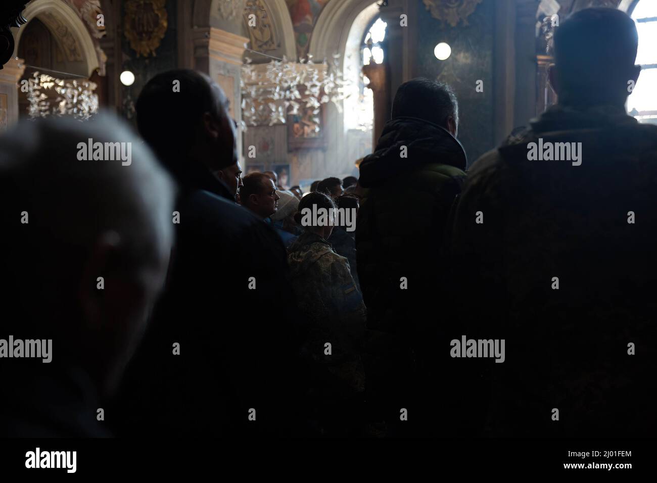 Lviv, Ukraine. 15th mars 2022. Les soldats observent pendant les funérailles des soldats ukrainiens tombés. Trois soldats ukrainiens tués lors de l'attaque par missile de mars 13th par la Russie sur le terrain d'entraînement militaire de Yavoriv ont été mis au repos. Crédit : SOPA Images Limited/Alamy Live News Banque D'Images