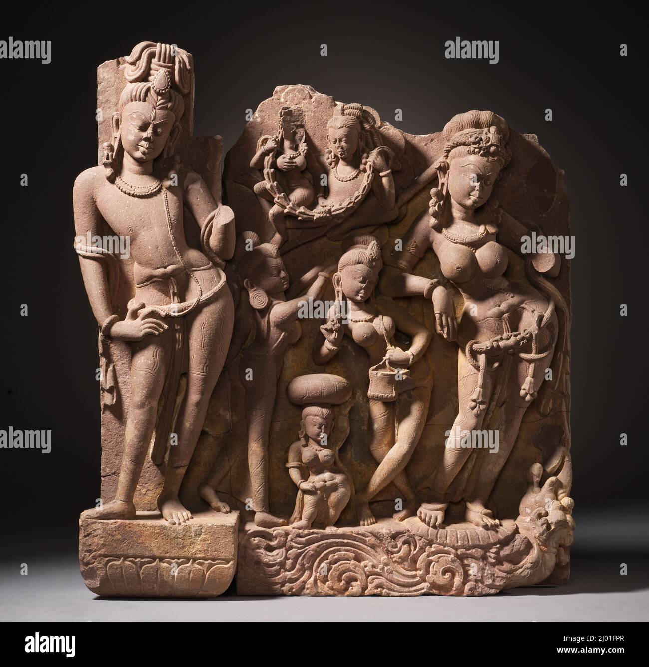 La Déesse du fleuve Ganga (Gange) et les Attendants. Inde, Rajasthan, vers 800. Sculpture. Grès rouge Banque D'Images