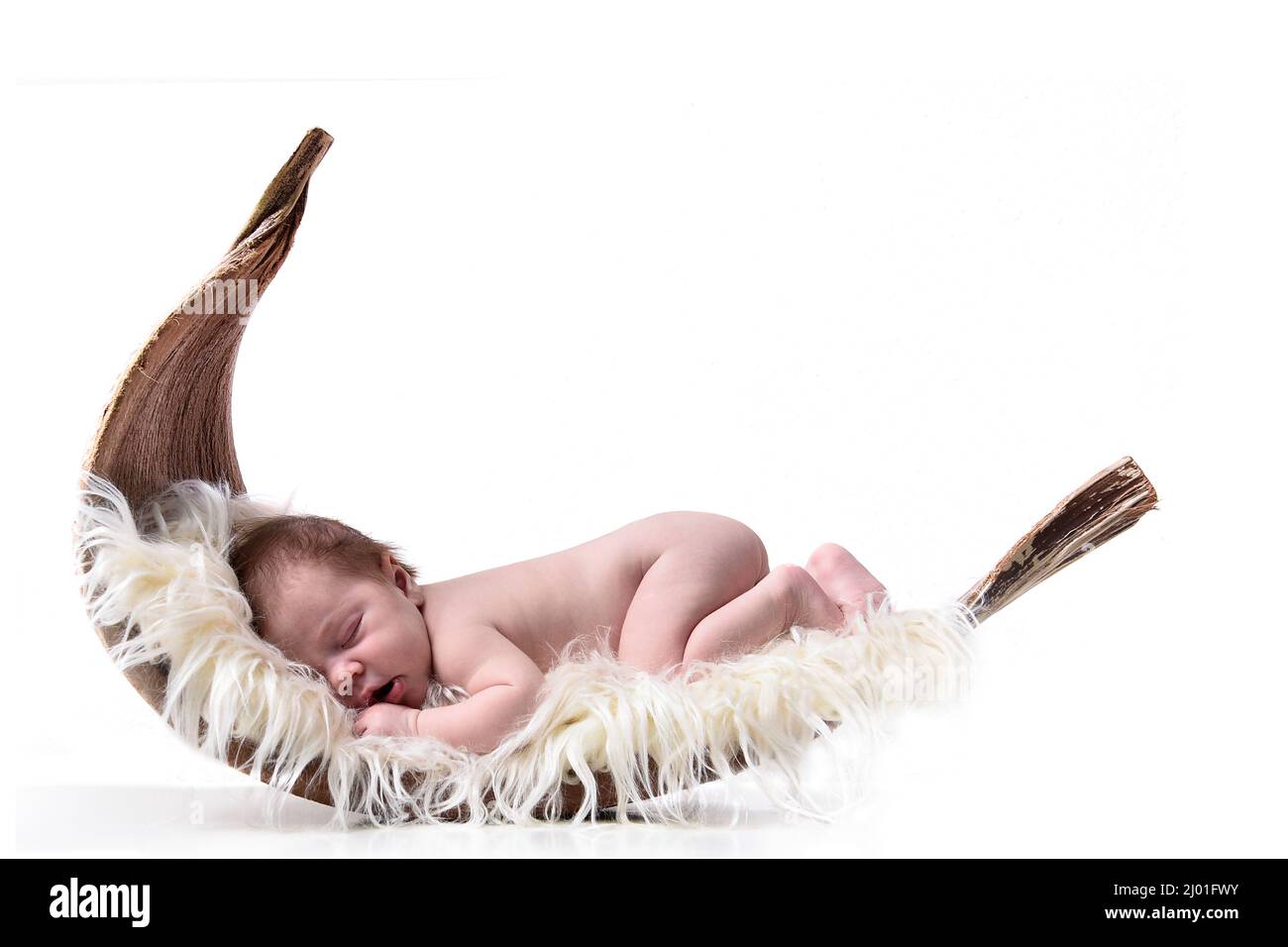 Belle jeune fille de nouveau-né dormant avec des ailes d'ange, isolé fond blanc Banque D'Images