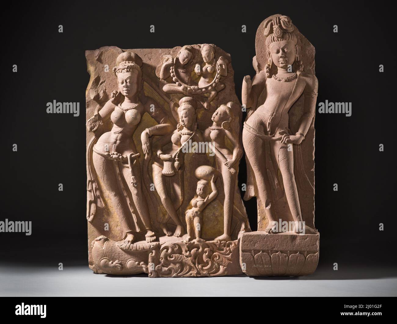 La Déesse de la rivière Yamuna et les Attendants. Inde, Rajasthan, vers 800. Sculpture. Grès rouge Banque D'Images