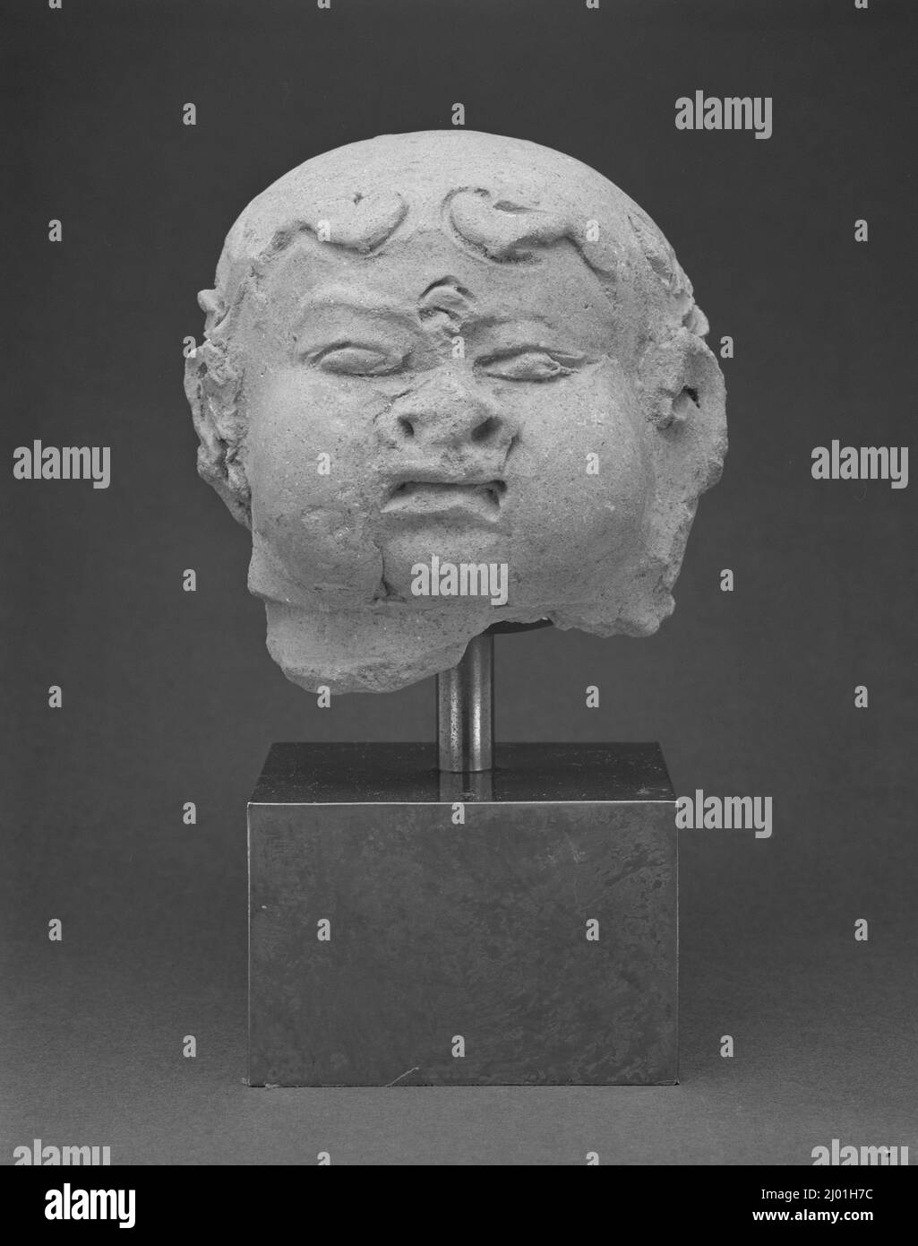Chef d'un garçon sous la forme d'une caisse d'argent. Indonésie, Java oriental, Trawulan, 14th-15th siècle. Sculpture. Terre cuite Banque D'Images