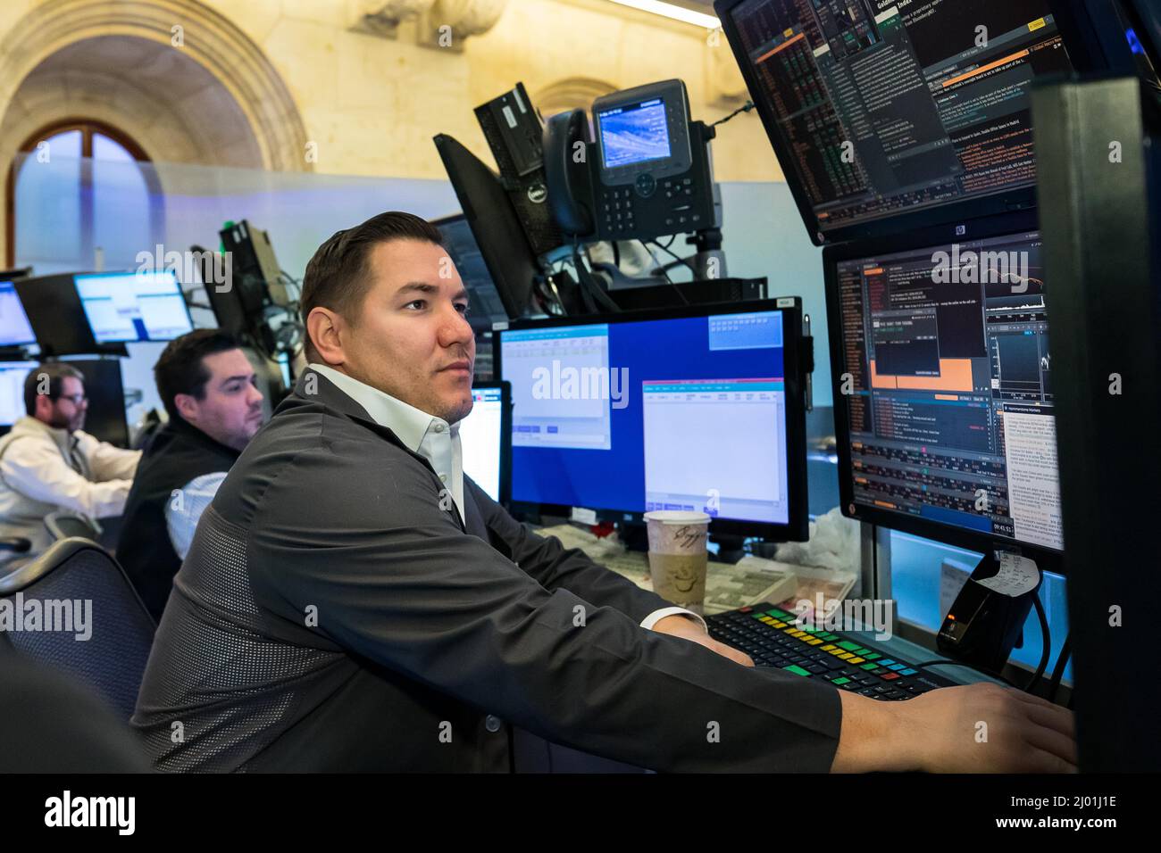 NEW YORK, le 16 mars 2022 (Xinhua) -- des commerçants travaillent à la Bourse de New York à New York, aux États-Unis, le 15 mars 2022. Les actions américaines ont augmenté sensiblement mardi, avec un retour en force dans les noms de technologie. Le Dow Jones Industrial Average a bondi de 599,10 points, soit 1,82 pour cent, à 33 544,34. Le S&P 500 a augmenté de 89,34 points, soit 2,14 %, pour atteindre 4 262,45. L'indice composite Nasdaq a augmenté de 367,40 points, soit 2,92 pour cent, pour atteindre 12 948,62. (Courtney Crow/NYSE/document via Xinhua) Banque D'Images