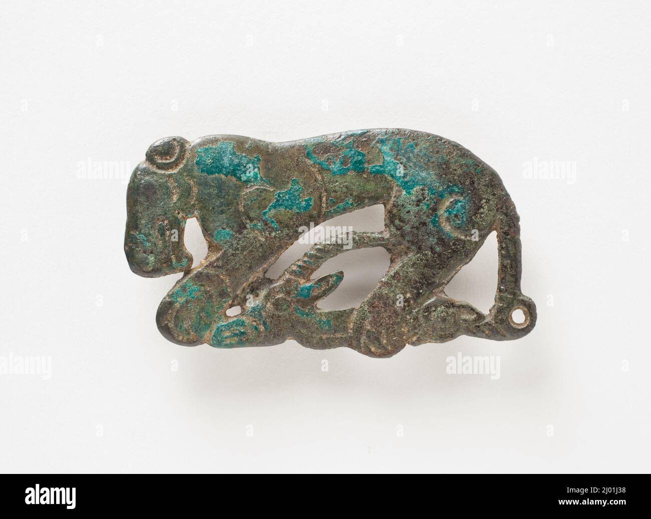 Plaque (Feline). Ouest de la Mongolie intérieure, 5th-4th siècle C.-B.. Sculpture; plaques. Bronze Banque D'Images