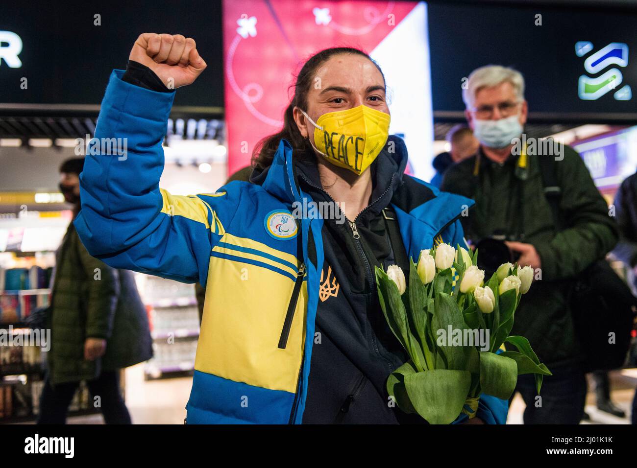 Varsovie, Pologne. 15th mars 2022. Membre de l'équipe d'Ukraine des Jeux paralympiques d'hiver de 2022 à Beijing gestuelle après l'arrivée à l'aéroport de Chopin à Varsovie. Les athlètes ukrainiens qui, à un moment donné, ne savaient pas s'ils pouvaient participer aux Jeux paralympiques de Pékin en raison de l'invasion de leur pays par la Russie et se sont classés au deuxième rang du nombre de médailles arrivées à l'aéroport de Varsovie à Chopin au lieu de Kiev depuis le bombardement de la capitale par les forces russes. Crédit : SOPA Images Limited/Alamy Live News Banque D'Images