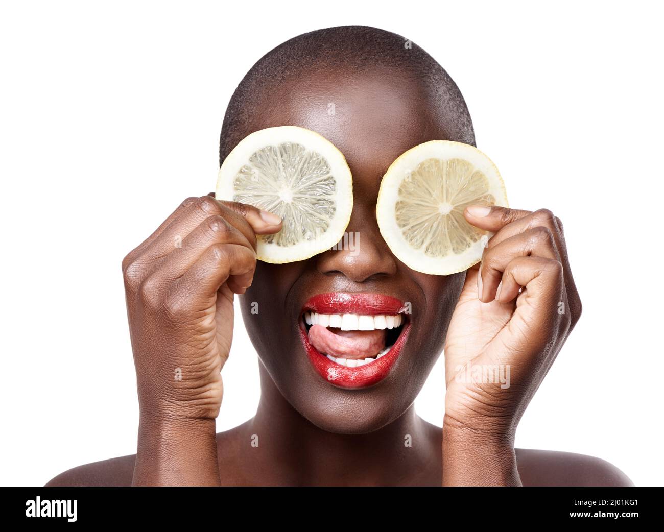 Quand la vie vous donne des citrons, agissez l'imbécile. Studio photo d'un magnifique modèle tenant des tranches de citron jusqu'à ses yeux. Banque D'Images