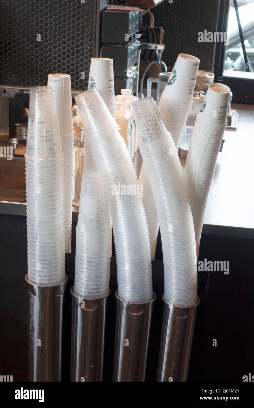 De grandes piles de gobelets en papier et en plastique de différentes tailles au comptoir du café Starbucks. St Paul Minnesota MN États-Unis Banque D'Images