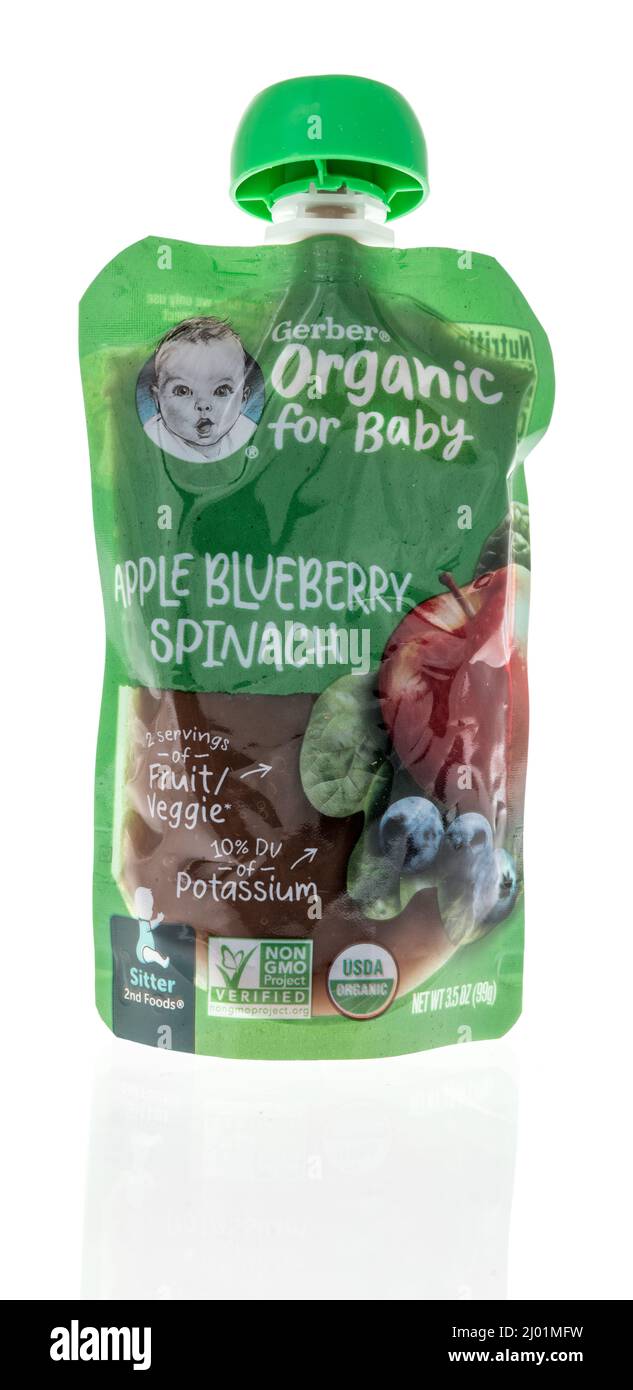 Winneconne, WI -1 Mars 2021: Un paquet de Gerber bio pour bébé pomme bleuet épinards nourriture sur un fond isolé Banque D'Images