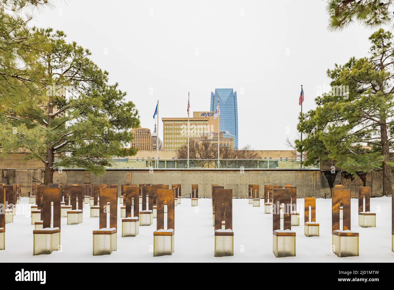 Vue panoramique sur un jardin enneigé du mémorial national d'Oklahoma City et du musée de l'Oklahoma Banque D'Images