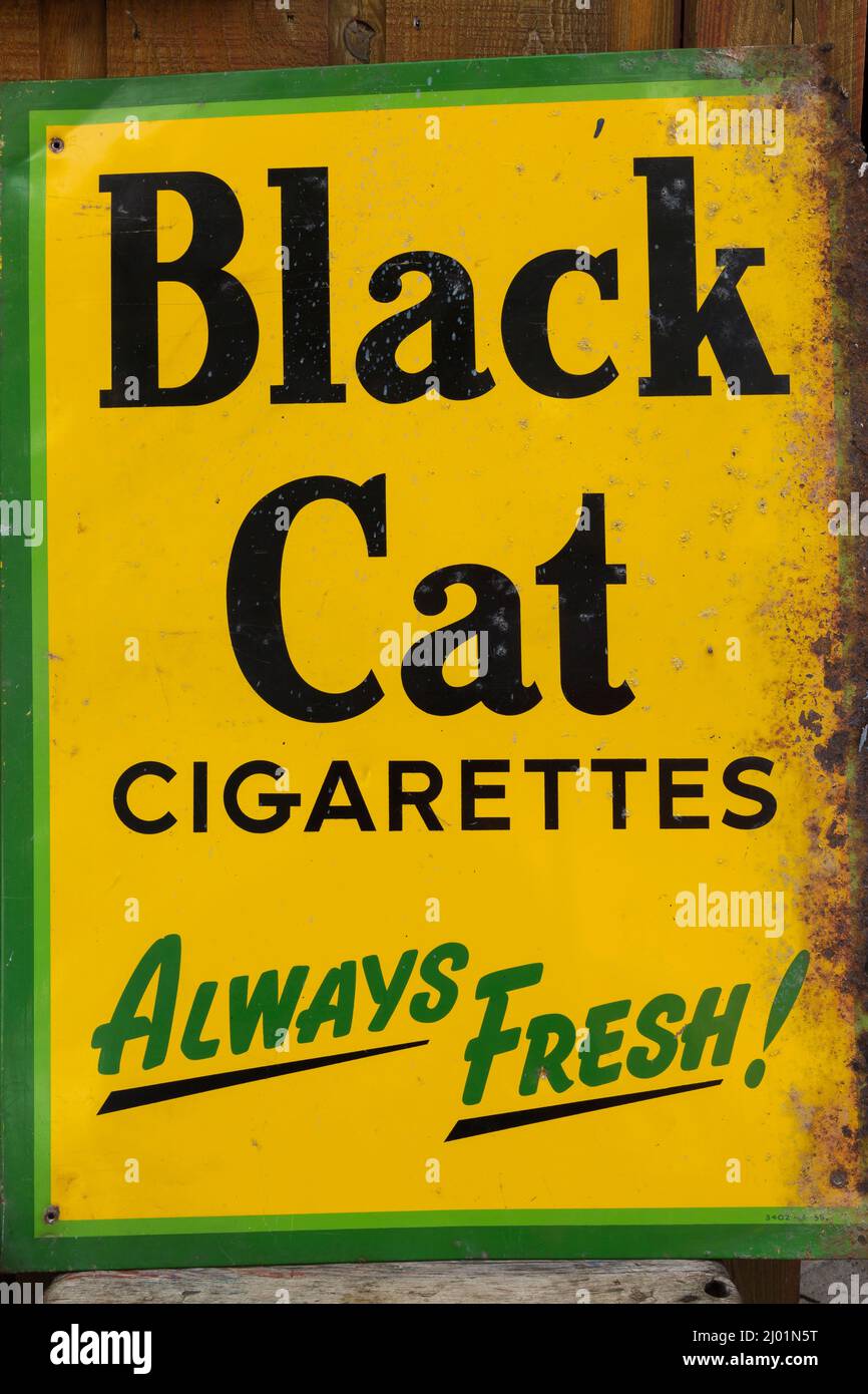 Vintage Black Cat cigarettes annonçant le mur de métal. Banque D'Images