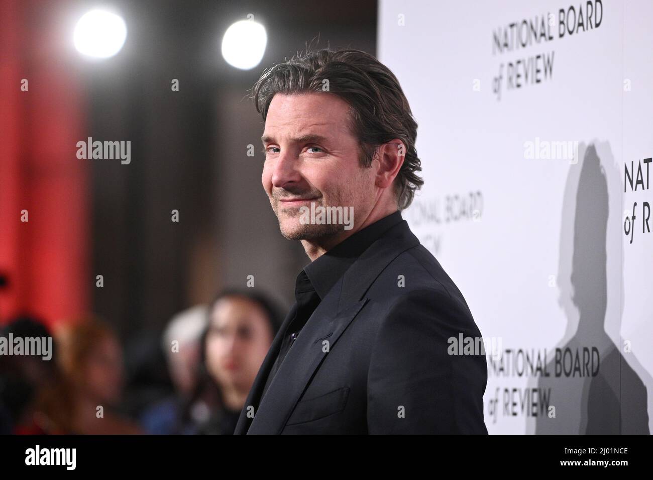 L'acteur Bradley Cooper marche sur le tapis rouge lors des Prix annuels du Conseil national de révision, qui se sont tenus au 42nd rue Cipriani à New York, NY, le 15 mars 2022. (Photo par Anthony Behar/Sipa USA) Banque D'Images