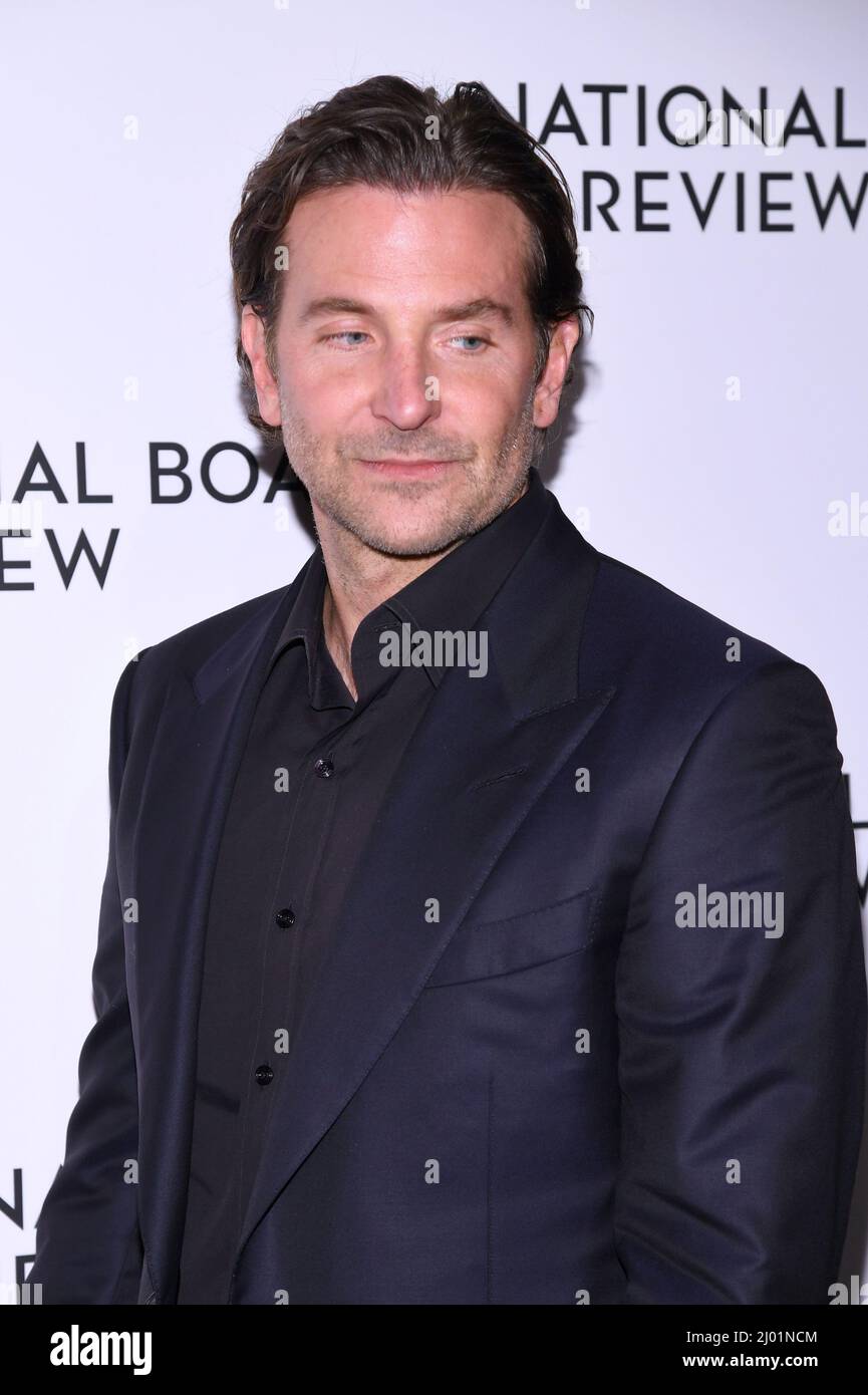 New York, États-Unis. 15th mars 2022. L'acteur Bradley Cooper marche sur le tapis rouge lors des Prix annuels du Conseil national de révision, qui se sont tenus au 42nd rue Cipriani à New York, NY, le 15 mars 2022. (Photo par Anthony Behar/Sipa USA) crédit: SIPA USA/Alay Live News Banque D'Images