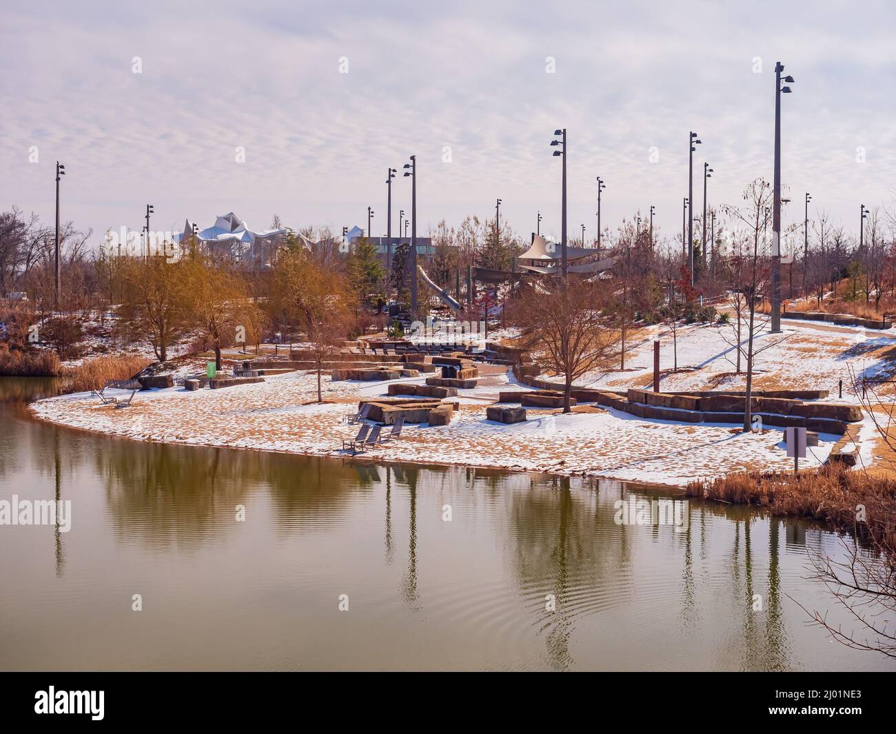 Magnifique terrain de jeu enneigé du Gathering place à Tulsa, Oklahoma Banque D'Images