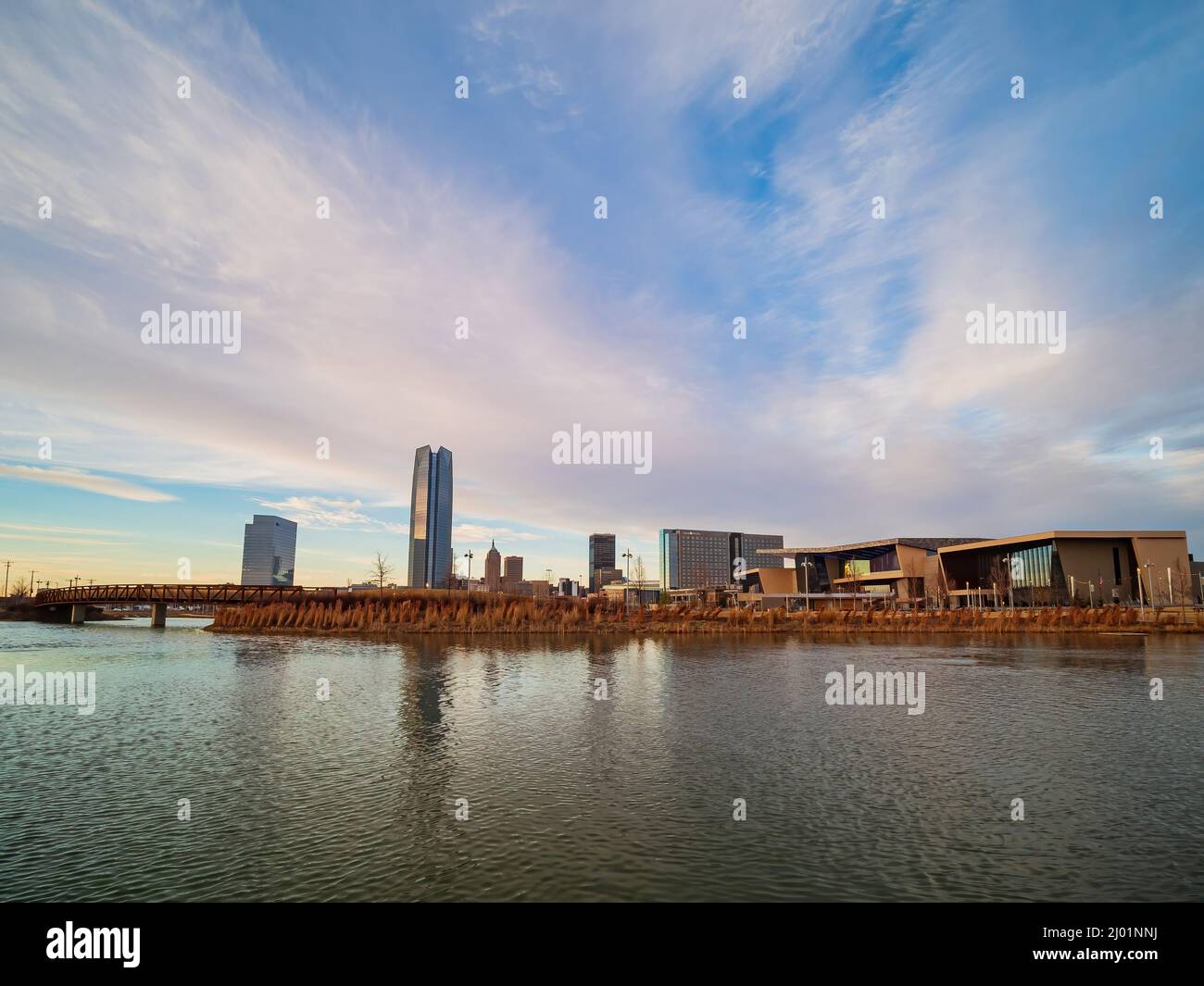 Vue sur les gratte-ciel de l'Oklahoma depuis le Scissortail Park, Oklahoma, au coucher du soleil Banque D'Images