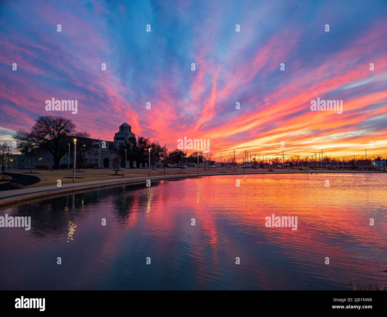 Vue sur les gratte-ciel de l'Oklahoma depuis le Scissortail Park, Oklahoma, au coucher du soleil Banque D'Images