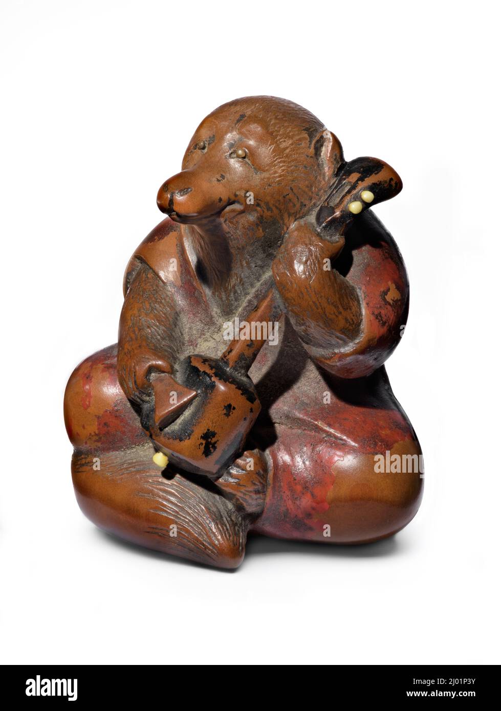 Tanuki jouant un Samisen. Tō (Japon, actif fin 19th-début 20th siècle) à (ou Tan) (Japon) à (Japon). Japon, début du 20th siècle. Costumes; accessoires. Bois avec incrustations, traces de laque rouge et noire Banque D'Images