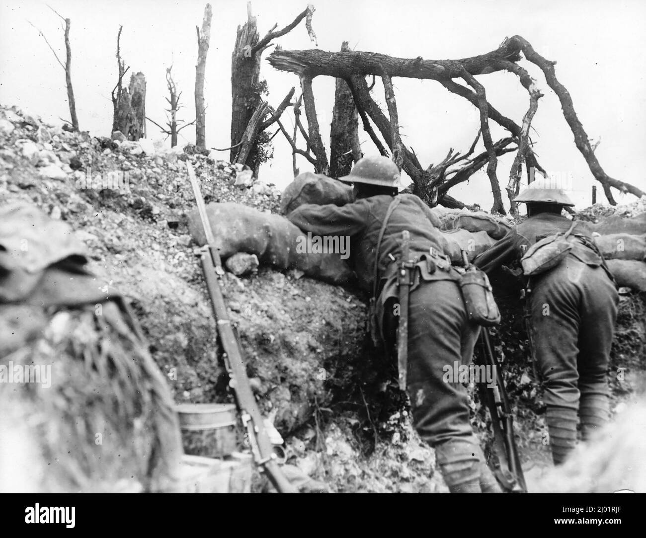 Soldats en service de garde dans la tranchée pendant la bataille de Thiepval Ridge, qui était l'une des plus courtes batailles spécifiques à l'emplacement combattu dans le cadre de l'offensive plus longue de la somme. Il a été combattu le 25-27 septembre 1916 autour de la région de Thiepval Wood Banque D'Images