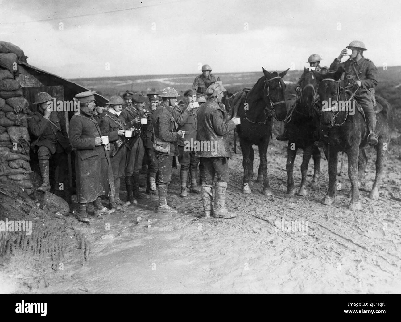 Des soldats prenant une pause thé sur le front occidental en France en WW1 Banque D'Images