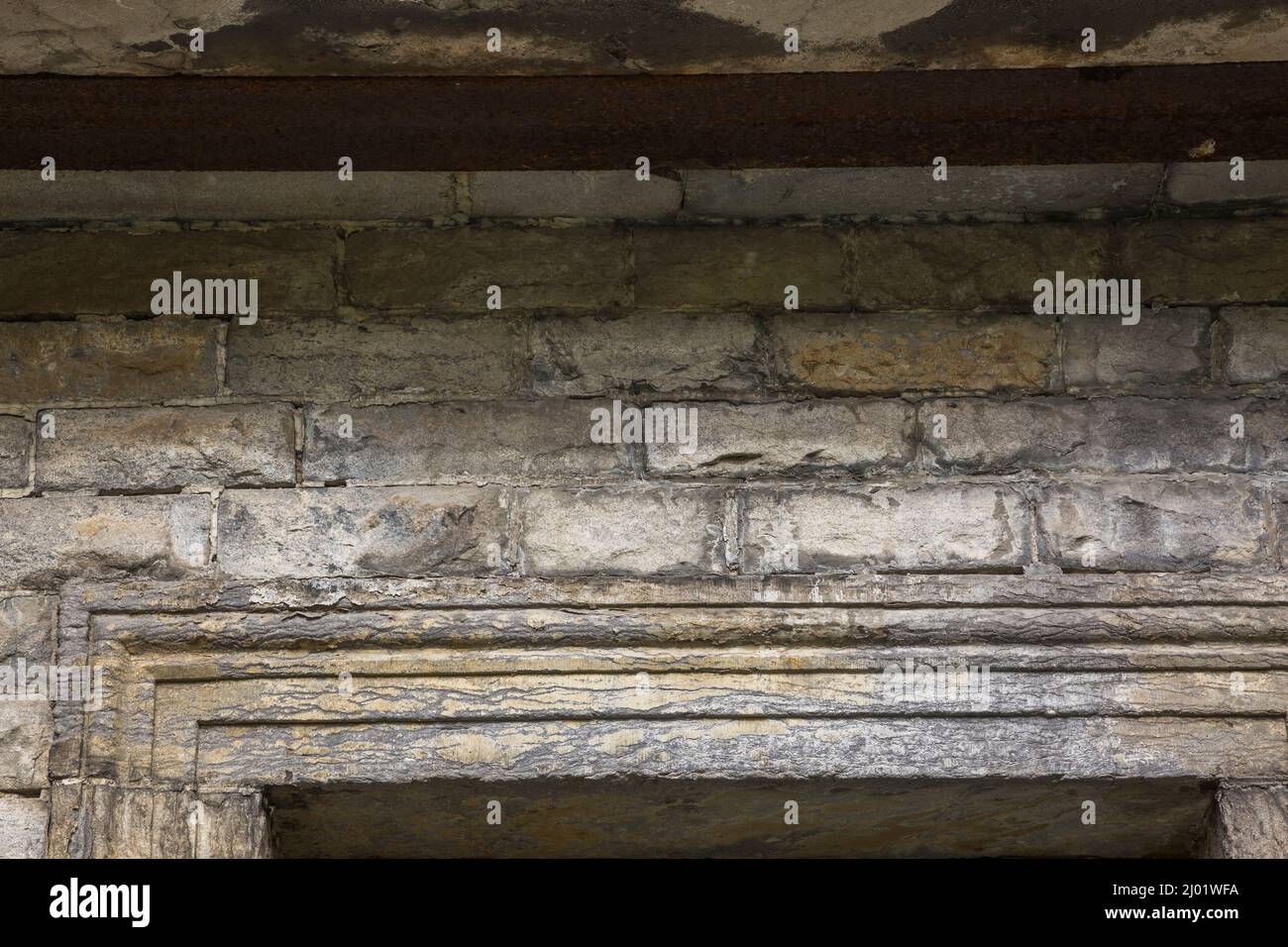 Pierres détériorées au-dessus de la porte d'entrée sur la façade du mausolée, cimetière notre-Dame-des-Neiges sur le mont Royal, Montréal, Québec, Canada. Banque D'Images