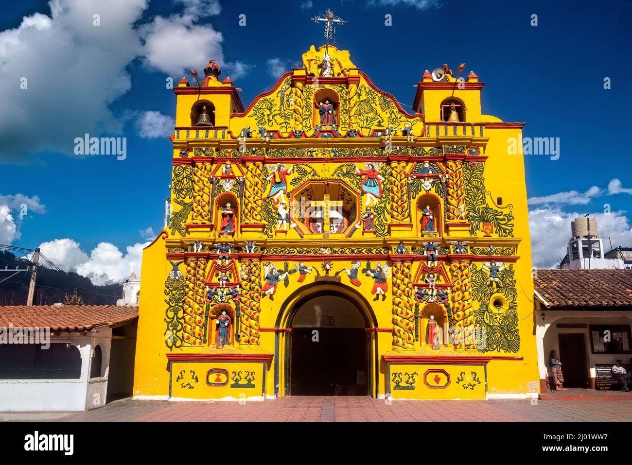 L'église étonnamment colorée de San Andrés Xecul, Totonicapán, Guatemala Banque D'Images