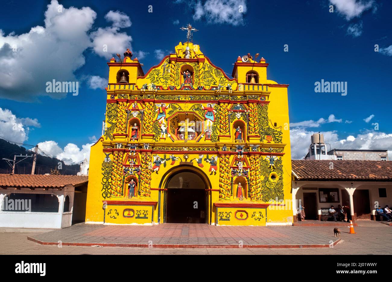 L'église étonnamment colorée de San Andrés Xecul, Totonicapán, Guatemala Banque D'Images