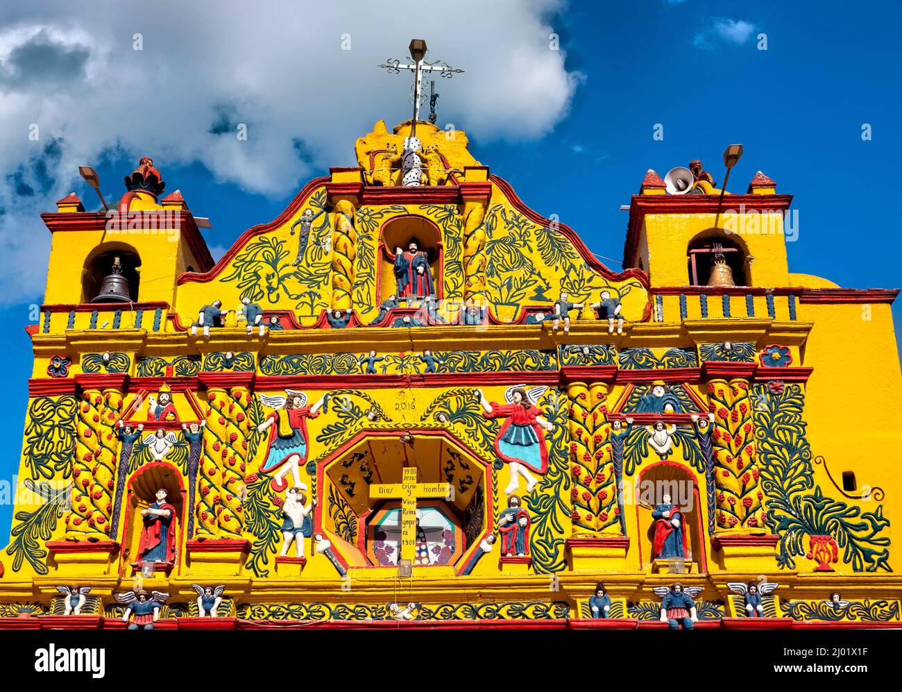 L'église étonnamment colorée de San Andrés Xecul, Totonicapán, Guatemala Banque D'Images