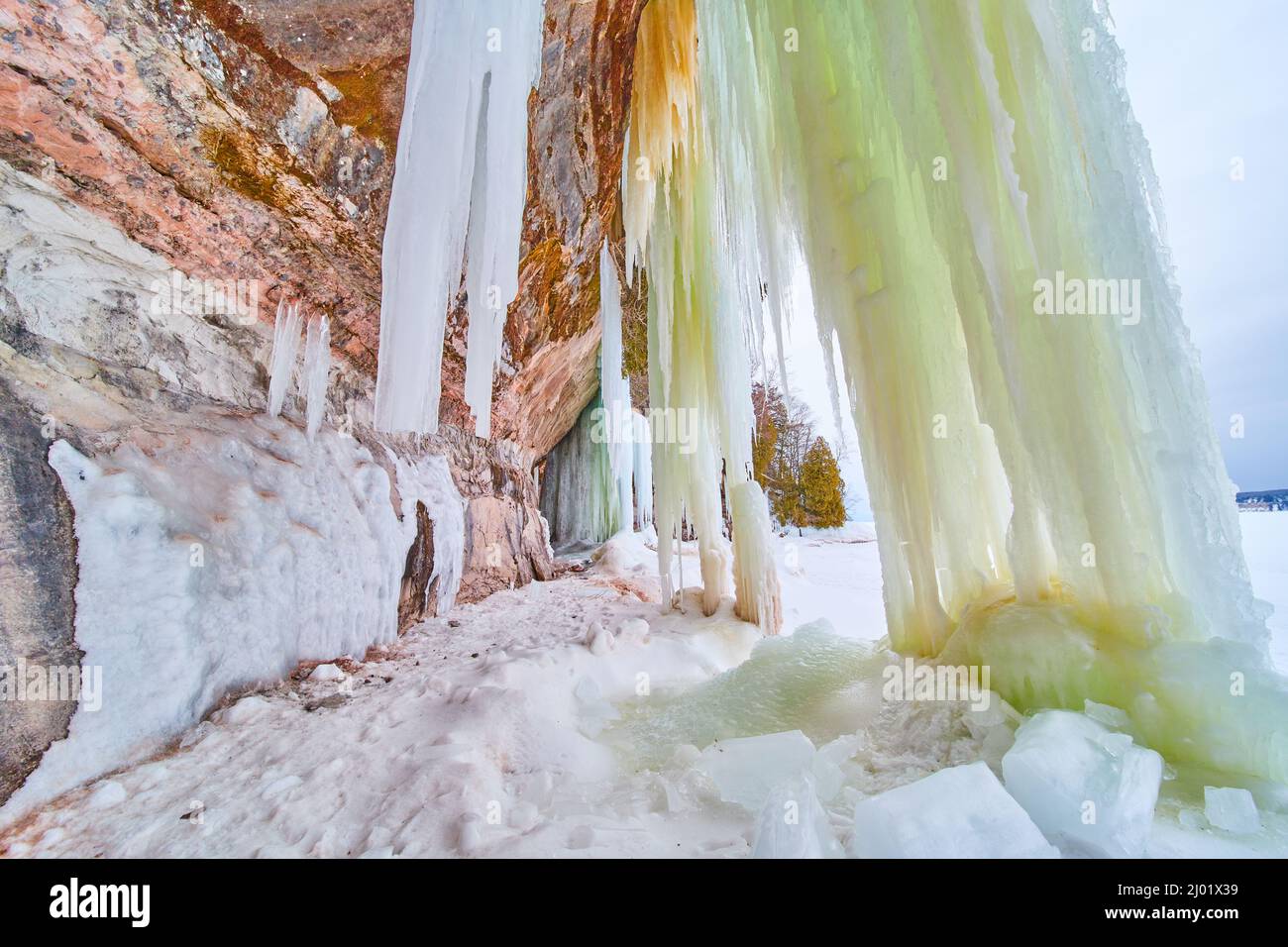 Des feuilles géantes de glaces touchant le sol à côté des falaises Banque D'Images