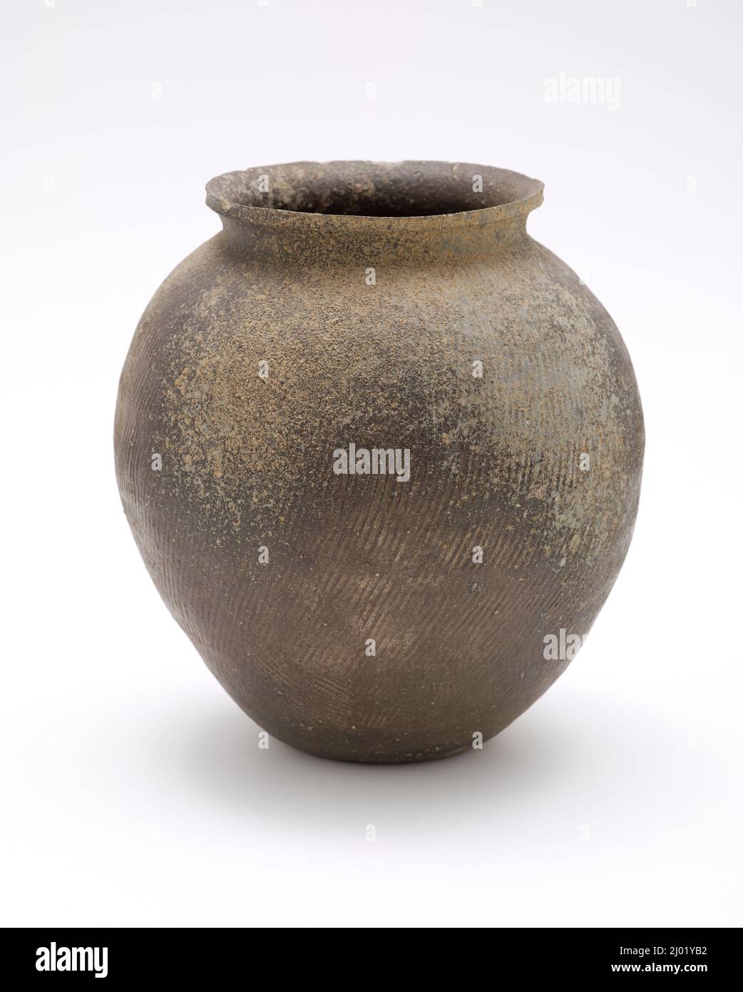Bol à col court. Corée, Coréen, Baekje, période des trois royaumes (18 BCE - 668 ce), 4th-5th siècle. Ameublement; service de chambre. Grès à bobine avec glaçure de frêne Banque D'Images