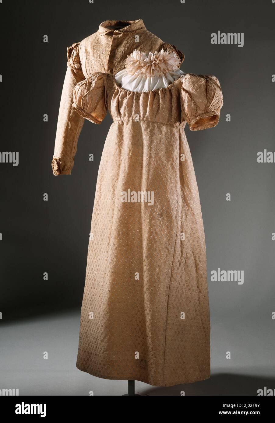 Robe pour fille et veste Spencer. Angleterre, vers 1817. Costumes; ensembles. Tissage Uni en laine et soie avec motif de chaîne supplémentaire en soie et cordon de soie Banque D'Images