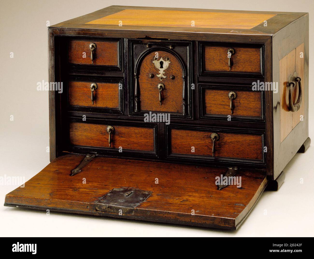 Armoire. Flandre (aujourd'hui partie de la Belgique, de la France et des pays-Bas), 17th siècle. Ameublement; mobilier. Ébène, acajou, lignum vitae (ironwood) et acier Banque D'Images