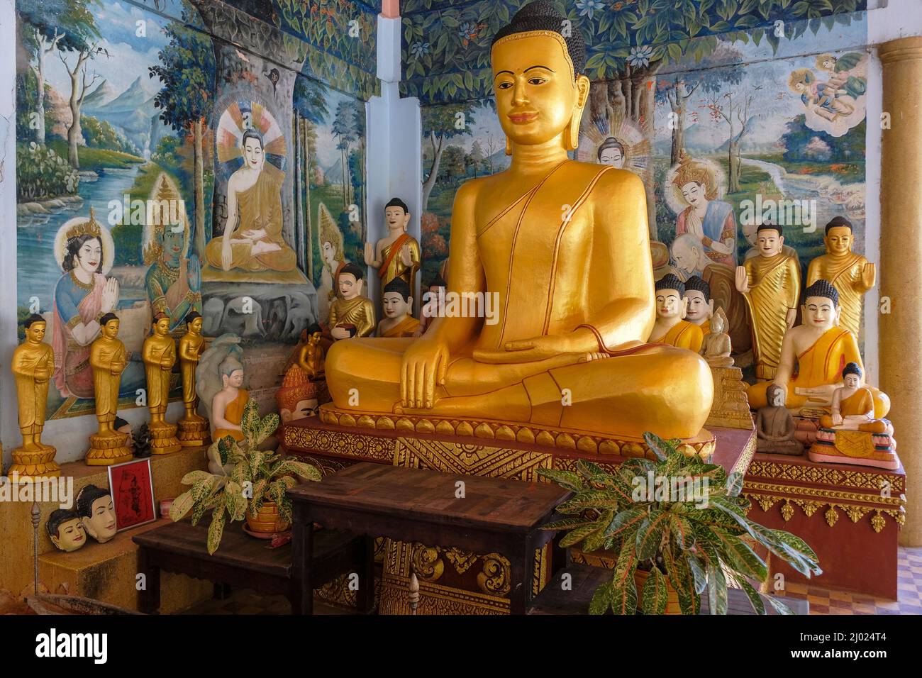Siem Reap, Cambodge - février 2022 : statue de Bouddha dans le temple Wat Preah Prom Rath le 9 février 2022 à Siem Reap, Cambodge. Banque D'Images
