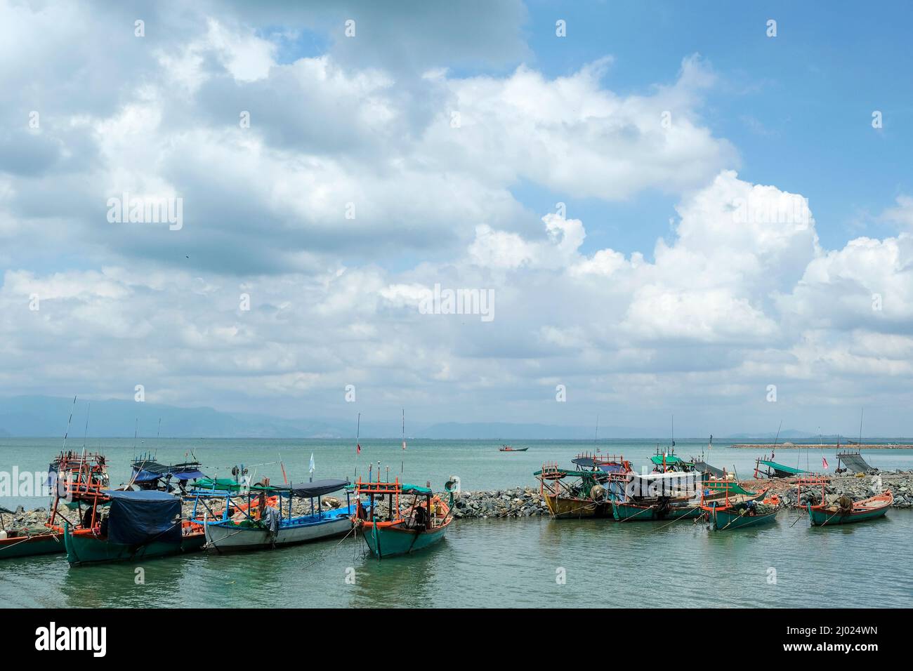 Kep, Cambodge - février 2022 : bateaux de pêche sur la plage de Kep le 15 février 2022 à Kep, Cambodge. Banque D'Images